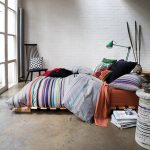 Daha rahat kullanım için şasiye döşenmiş zeminde yatmak için yüksek yatak