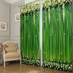 Ljusgröna gardiner med blommönster