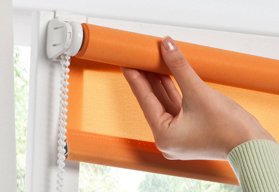 Fastening the roller blinds with spring clips