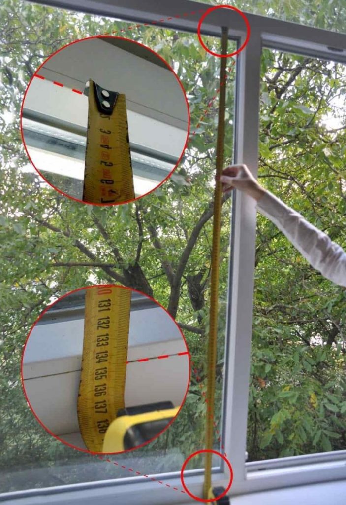 Measurement of height of a rolled curtain with guides