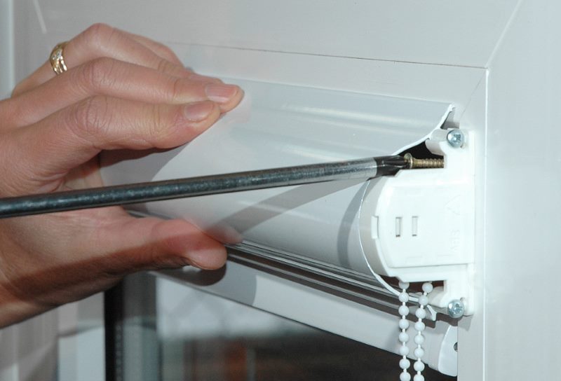 Wrapping screws in the mount roller blinds