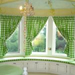 Rideaux à carreaux verts pour une forme de fenêtre inhabituelle