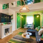 Zielone zasłony we wnętrzu salonu-jadalni o nietypowym designie