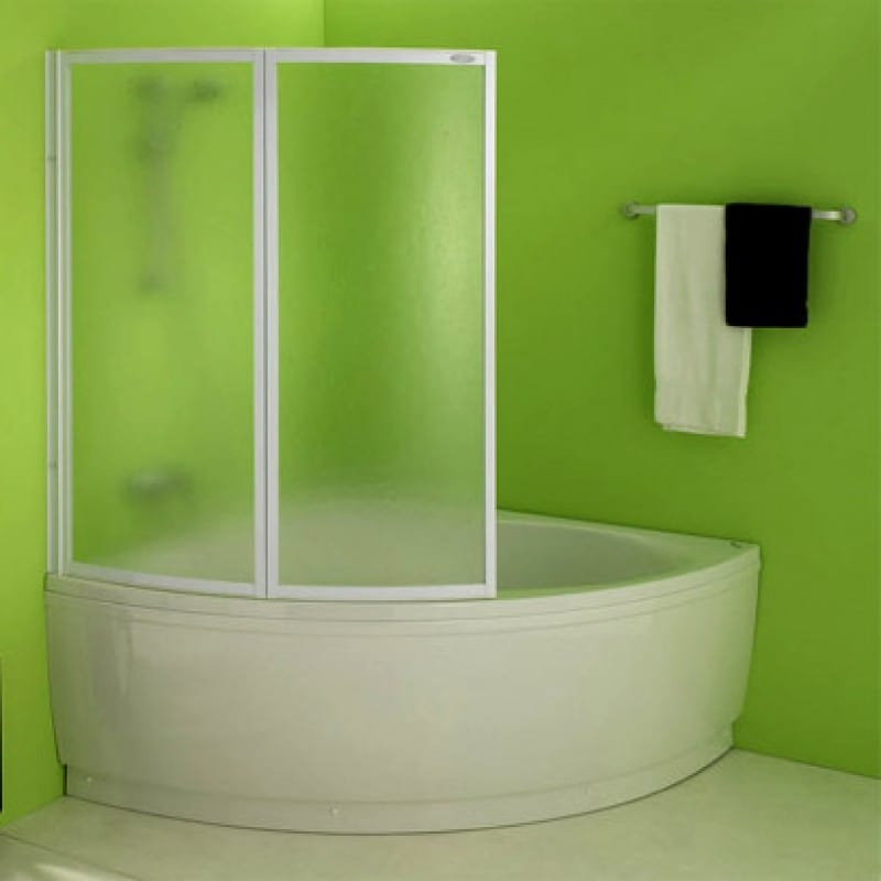 Yeşil duvarlı bir banyoda çift plastik kapı