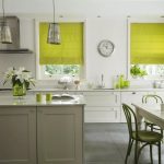 Keltainen-vihreä ikkunaluukut keittiössä