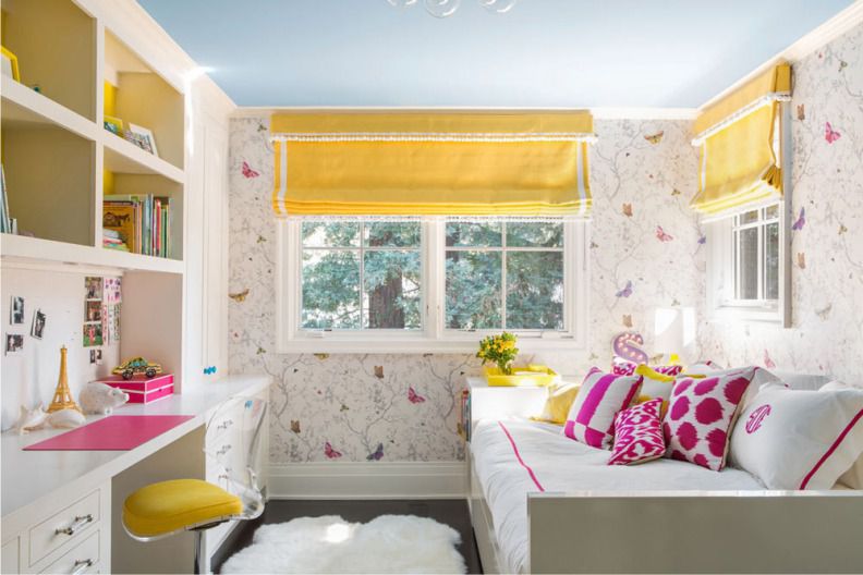 וילונות רומיים של צבע צהוב בחלונות חדר הילדים