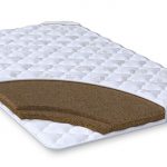 Bir kanepe veya yatakta sert hindistan cevizi yatağı