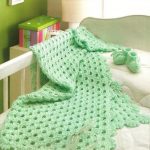 Openwork green blanket for the baby