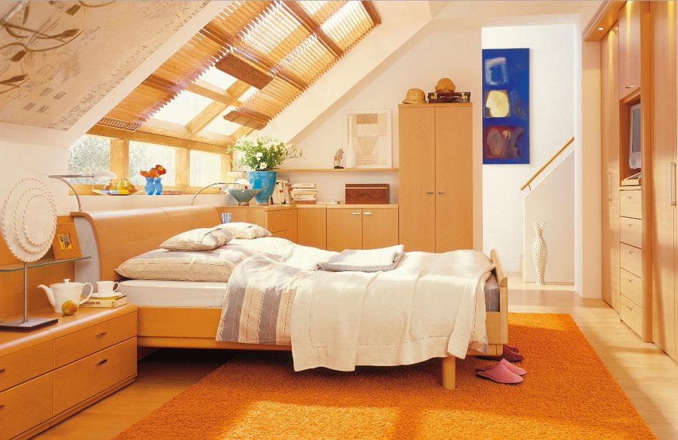 Soveværelse indvendigt på loftet med bambus gardiner