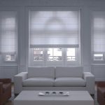 Bílé římské záclony různých velikostí pro obývací pokoj ve stylu minimalismu