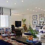 Bílé závěsy s černými pruhy pro stylový obývací pokoj