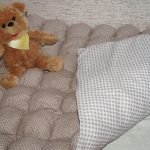 Çocuk odası için bej-kahverengi hava battaniyesi