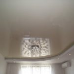 Dizajnerska soba s rastegljivim stropom i skrivenim vijencem