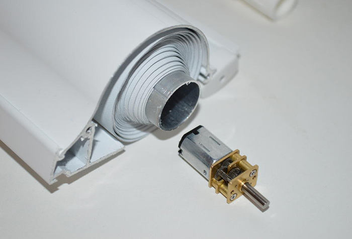 Miniature electric motor for roller shutters
