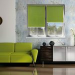 Obývací pokoj design se zelenou pohovkou