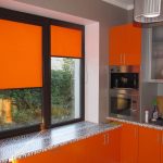 Oranžové závěsy v interiéru kuchyně