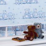 Tuval perdelerde oyuncak ayılar bulunan resim