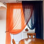 Kombinace záclon v různých barvách v okně obývacího pokoje