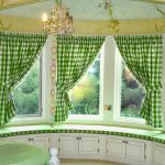 Flexible cornice for short curtains