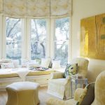 Interiér slunný obývací pokoj s římskými žaluziemi na okna