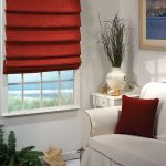 Kaskádové závěsy pro malé okno v obývacím pokoji