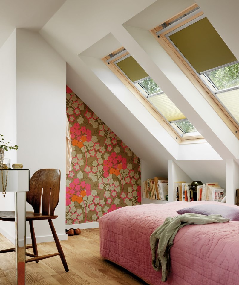 Lysegrønne persienner på vinduerne på loftet
