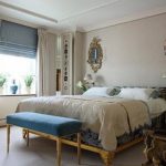 Połączenie niebieskich rzymskich i lekkich klasycznych zasłon w sypialni