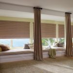 Pencereler boyunca kanepeler için kahverengi basamaklı roman güneşlikler