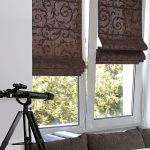 Kahverengi roma desenli oturma odası için perdeler