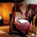 Magagandang tagpi-tagpi ng tela para sa isang maaliwalas na armchair sa pamamagitan ng fireplace