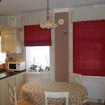 Rood draperende gordijnen - een helder accent in een lichte keuken met drie ramen