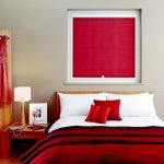 Kırmızı dekorlu yatak odası için kırmızı perdeler