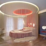 Okrągła elastyczna półka ze światłem do zagospodarowania okrągłego łóżka