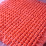 Square plaid of pompons for a child