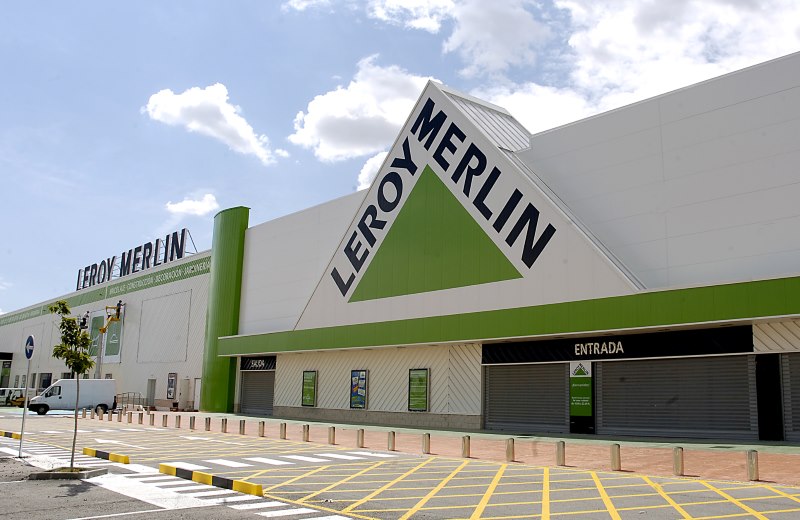 Kompleks handlowy Lerau Merlin sprzedający materiały wykończeniowe i budowlane