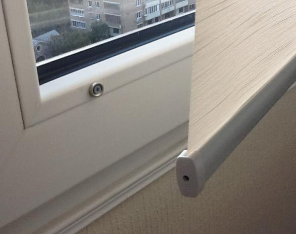 Magnetic clamp on the frame for roller blinds