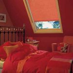 Rødt værelse på loftet i et landhus