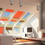 Stue design med pejs på loftet i et privat hus