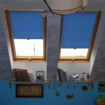 Modré závěsy na dřevěná okna