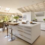Prostorná kuchyň - obývací pokoj se světlíky