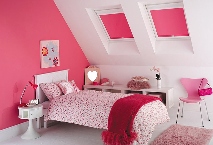 Розови щори на прозорците на детските тавани