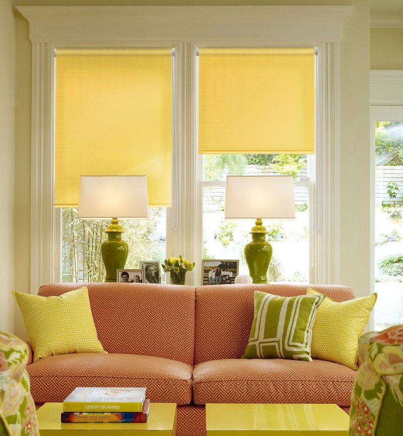 Žlutý minikar escar v interiéru obývacího pokoje