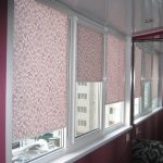 الستائر الدوارة الحساسة على النوافذ في غرفة المعيشة