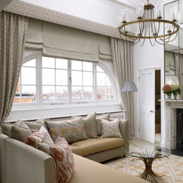 Prostorné římské záclony v obývacím pokoji