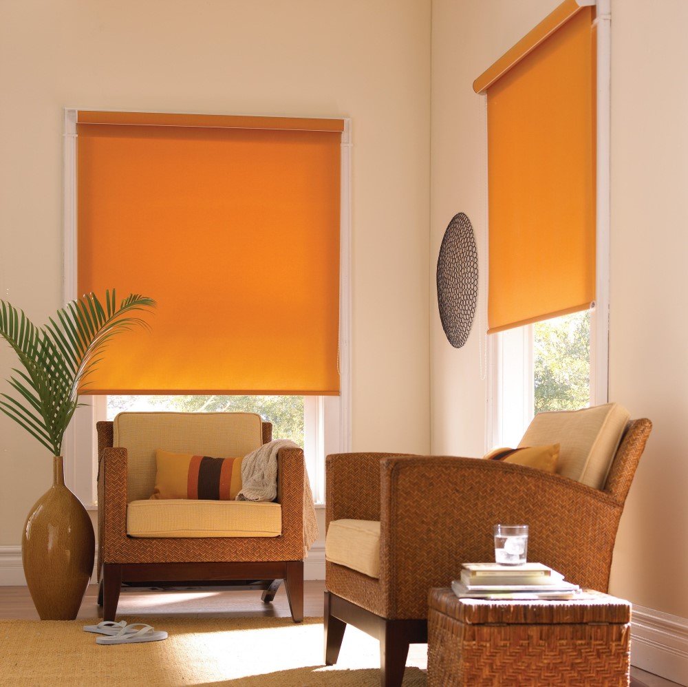 Interiér obývacího pokoje s oranžovými žaluziemi