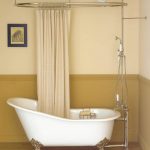 Oval metallstång och metallstång för gardinen i badrummet