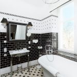 Oval gardinstång för gardiner i vitt och svart badrum