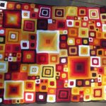 Kukičani pokrivač iz šarenih kvadrata različitih veličina