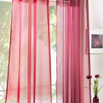 Translucent burgundy curtains para sa living room