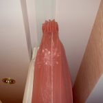Ukryte zasłony ukryte w pomieszczeniu z sufitem napinanym
